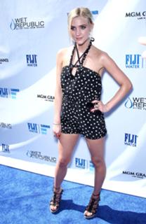 Ashlee Simpson feet photo thumbnail