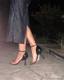 Carolina Ardohain feet photo thumbnail