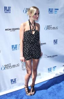 Ashlee Simpson feet photo thumbnail