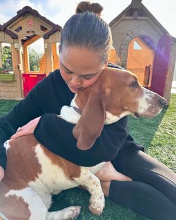 Chrissy Teigen feet photo thumbnail