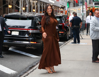 Ashley Graham feet photo thumbnail
