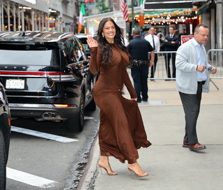 Ashley Graham feet photo thumbnail