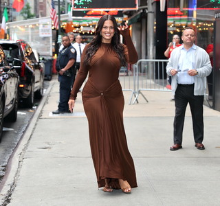Ashley Graham feet photo thumbnail