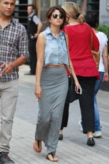 Selena Gomez feet photo thumbnail