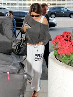 Selena Gomez feet photo thumbnail
