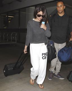 Selena Gomez feet photo thumbnail
