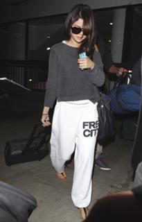 Selena Gomez feet photo thumbnail