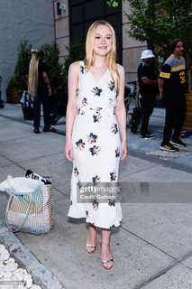 Dakota Fanning feet photo thumbnail