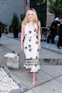 Dakota Fanning feet photo thumbnail