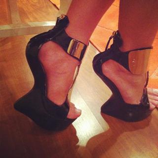 Juliana Salimeni feet photo thumbnail