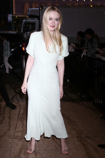 Dakota Fanning feet photo thumbnail