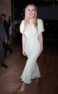 Dakota Fanning feet photo thumbnail