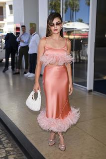 Lucy Hale feet photo thumbnail