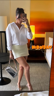 Chelsea Green feet photo thumbnail