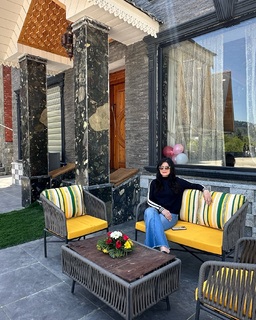 Zareen Khan feet photo thumbnail