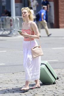 Elle Fanning feet photo thumbnail