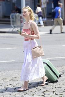 Elle Fanning feet photo thumbnail