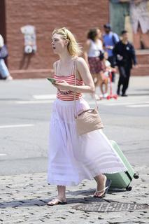 Elle Fanning feet photo thumbnail