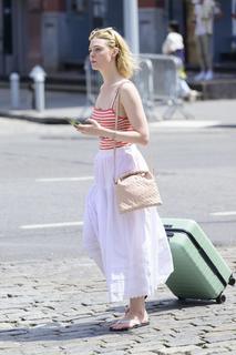 Elle Fanning feet photo thumbnail