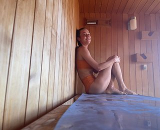 Brie Larson feet photo thumbnail