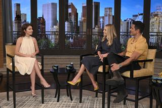 Sarah Hyland feet photo thumbnail