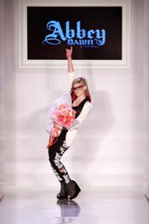 Avril Lavigne feet photo thumbnail