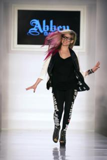 Avril Lavigne feet photo thumbnail