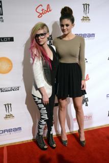 Avril Lavigne feet photo thumbnail