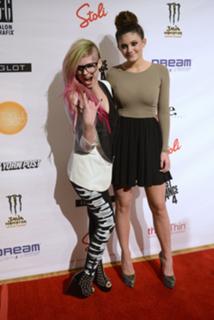 Avril Lavigne feet photo thumbnail