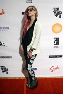 Avril Lavigne feet photo thumbnail