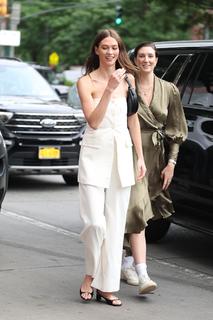 Karlie Kloss feet photo thumbnail
