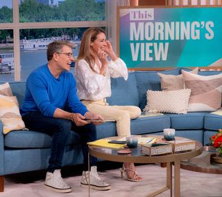 Cat Deeley feet photo thumbnail