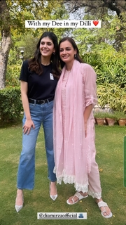 Dia Mirza feet photo thumbnail