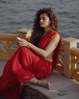 Taapsee Pannu feet photo thumbnail