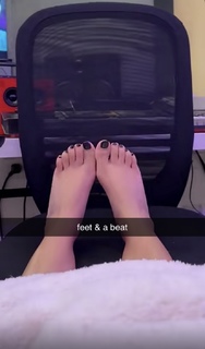 Queen Naija feet photo thumbnail