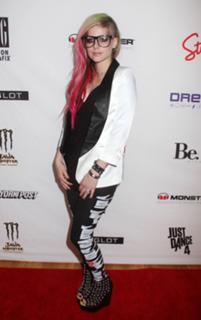 Avril Lavigne feet photo thumbnail