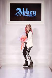 Avril Lavigne feet photo thumbnail