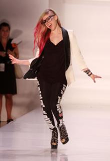 Avril Lavigne feet photo thumbnail