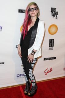 Avril Lavigne feet photo thumbnail