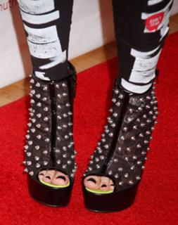 Avril Lavigne feet photo thumbnail