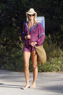 Elle Macpherson feet photo thumbnail