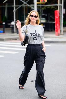 Jennifer Lawrence feet photo thumbnail