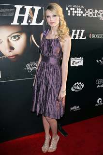 Taylor Swift feet photo thumbnail