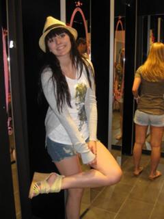 Ewa Farna feet photo thumbnail