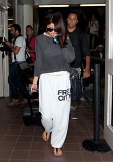 Selena Gomez feet photo thumbnail