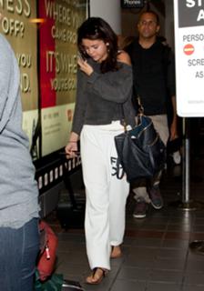 Selena Gomez feet photo thumbnail