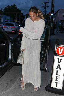 Jennifer Lopez feet photo thumbnail