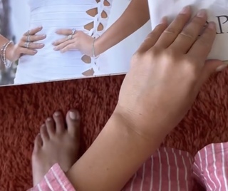 Julia Wieniawa-Narkiewicz feet photo thumbnail