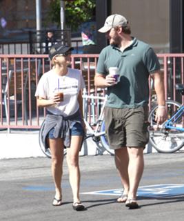 Anna Faris feet photo thumbnail
