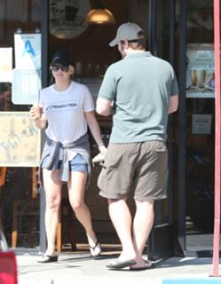 Anna Faris feet photo thumbnail